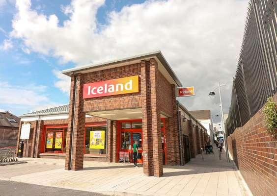 Retail to let - Prime Town Centre Retail Unit, 2 Kenlis Street