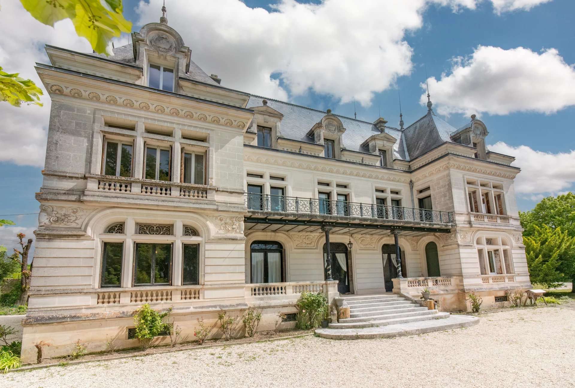 Castle / Chateaux for Sale in Jarnac, GB