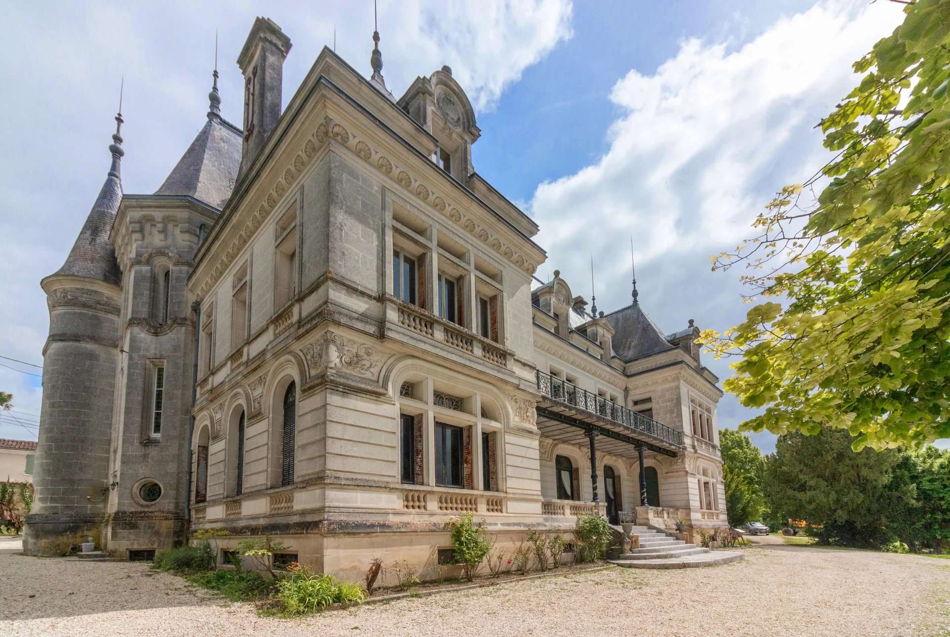 Castle / Chateaux for Sale in Jarnac, GB