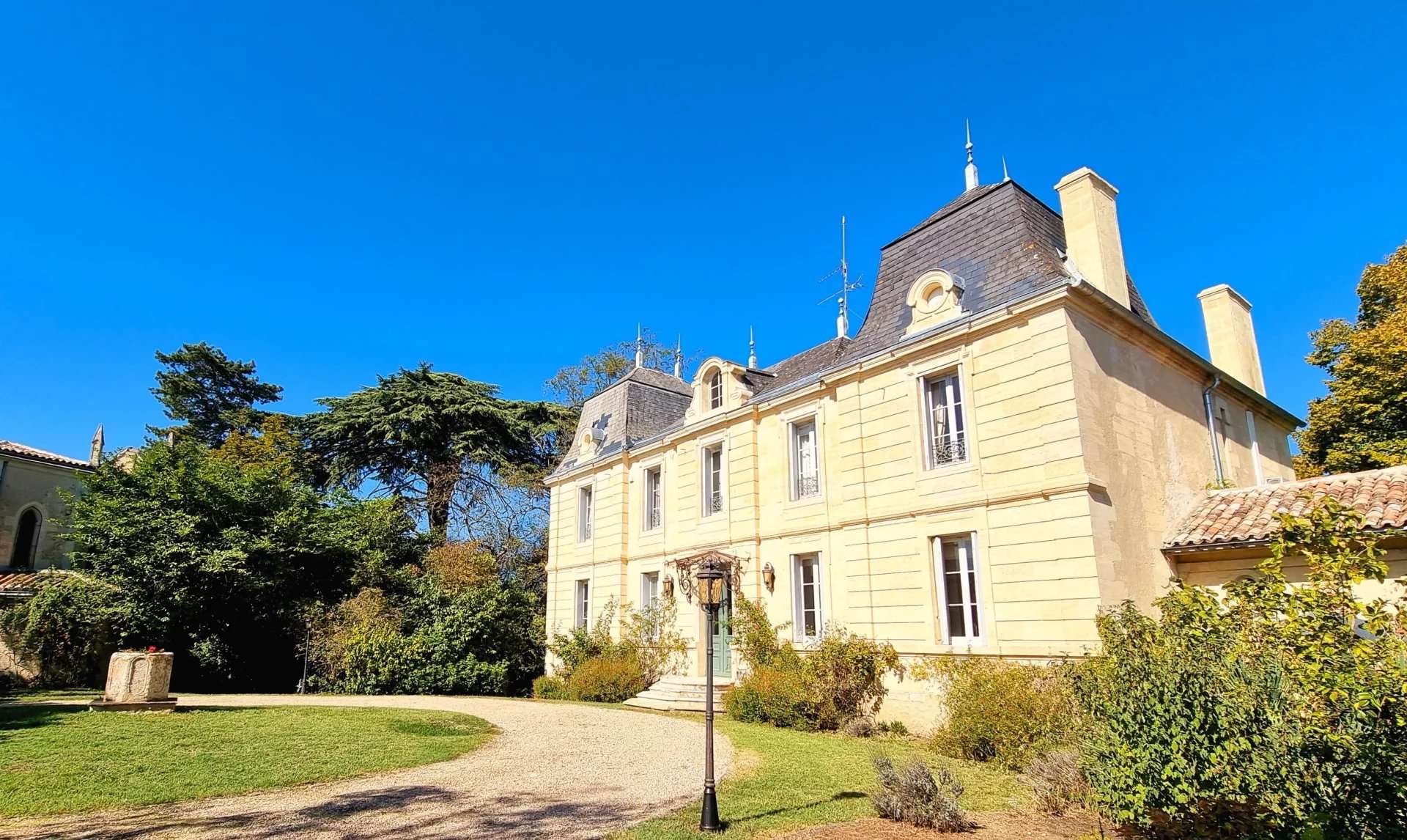 Castle / Chateaux for Sale in Saint-Émilion, UK