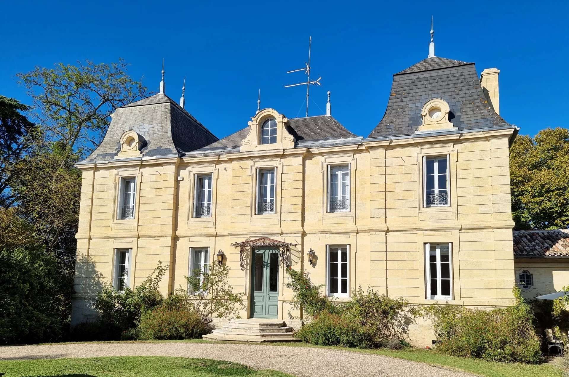 Castle / Chateaux for Sale in Saint-Émilion, UK