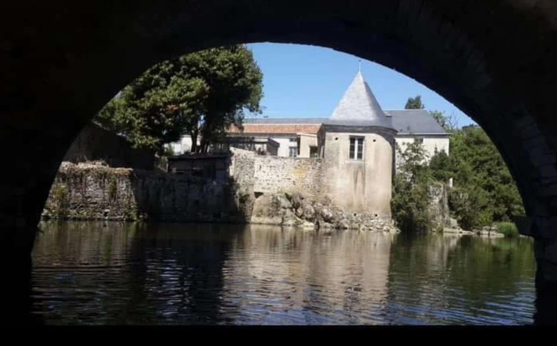 Castle / Chateaux for Sale in L’Isle-Jourdain, GB