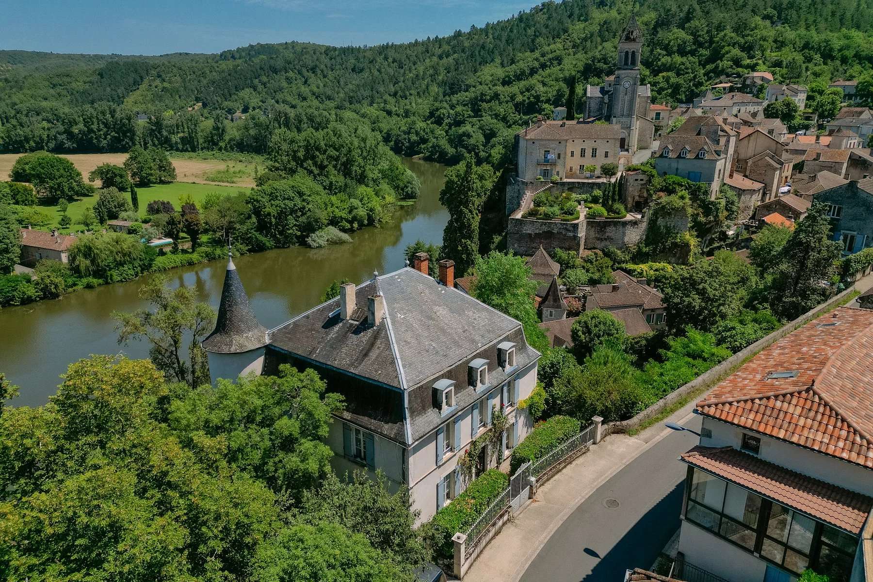Castle / Chateaux for Sale in Luzech, GB