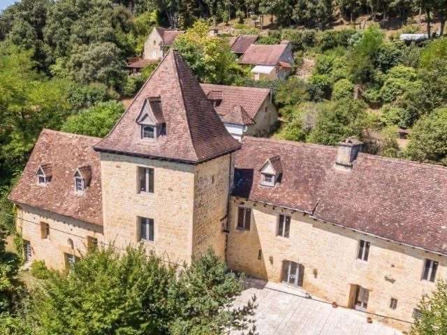 Castle / Chateaux for Sale in Calviac-en-Périgord, UK