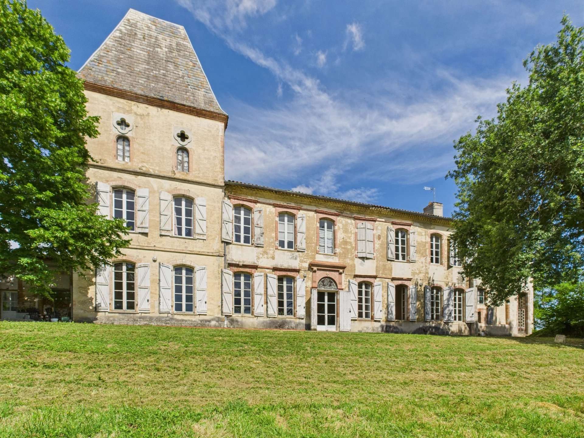 Castle / Chateaux for Sale in Gimat, UK