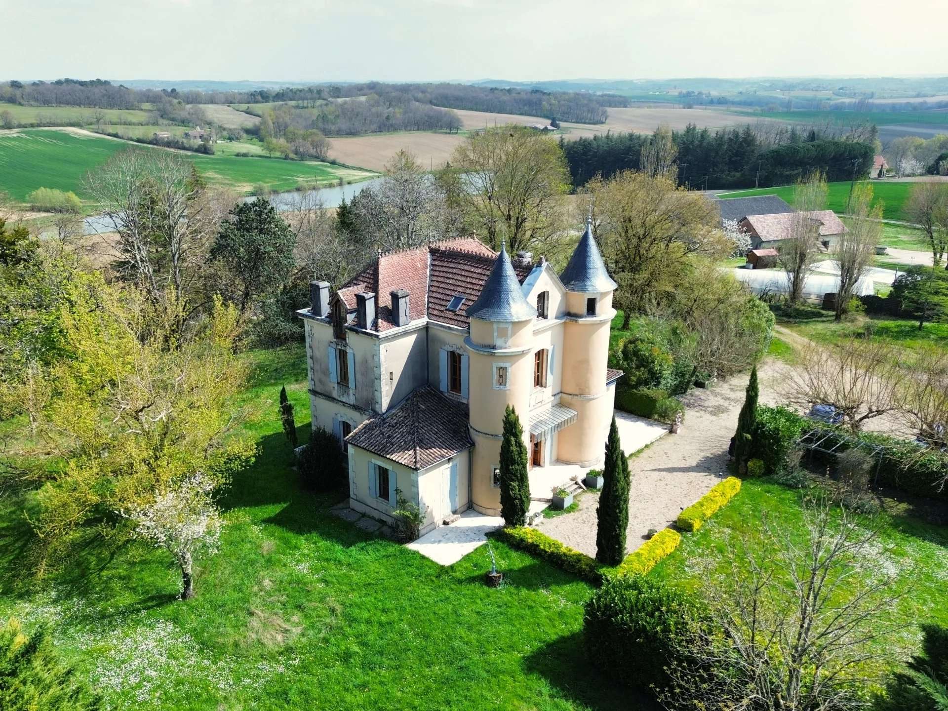Castle / Chateaux for Sale in Seyches, GB