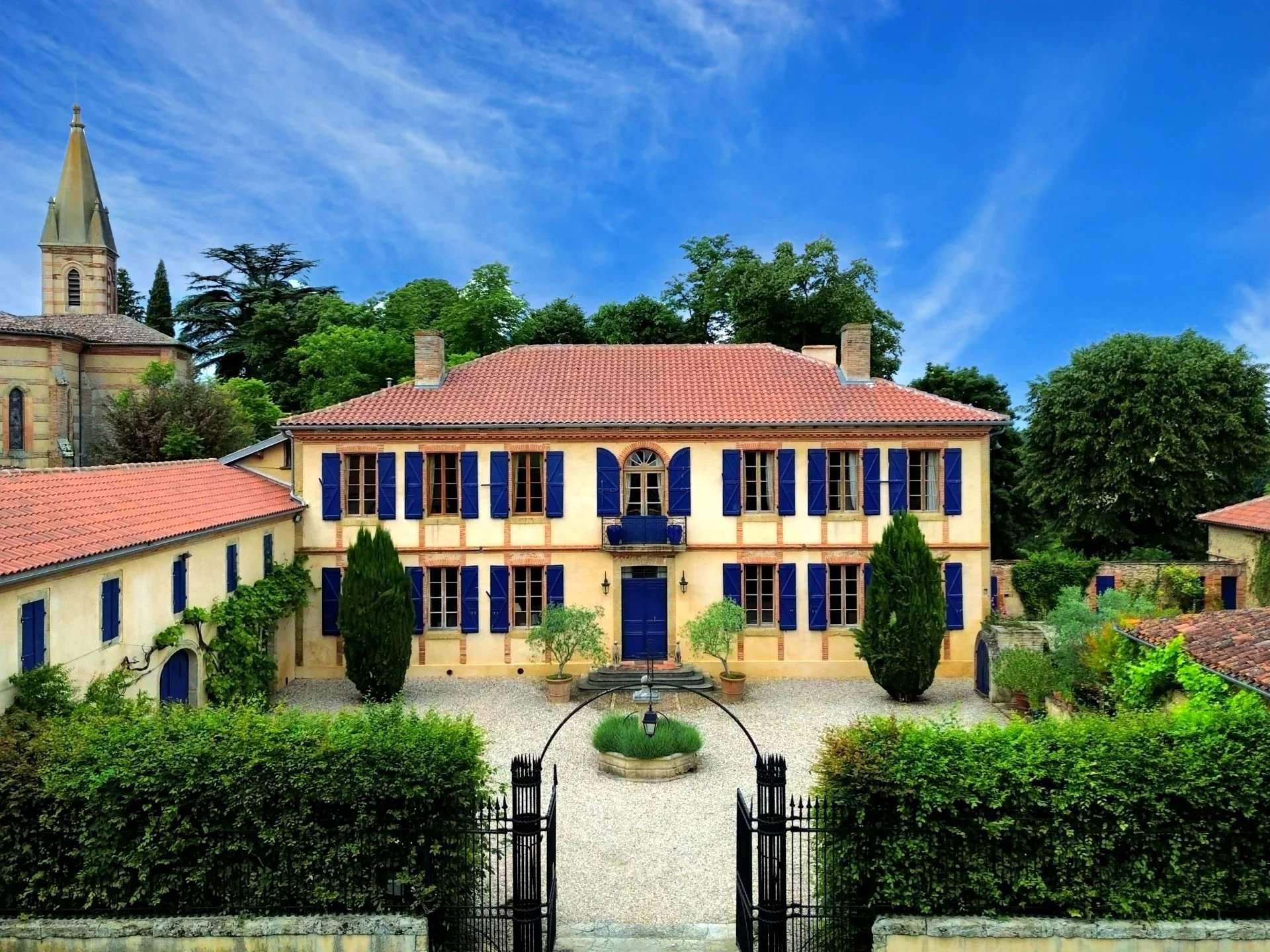 Castle / Chateaux for Sale in Samatan, UK