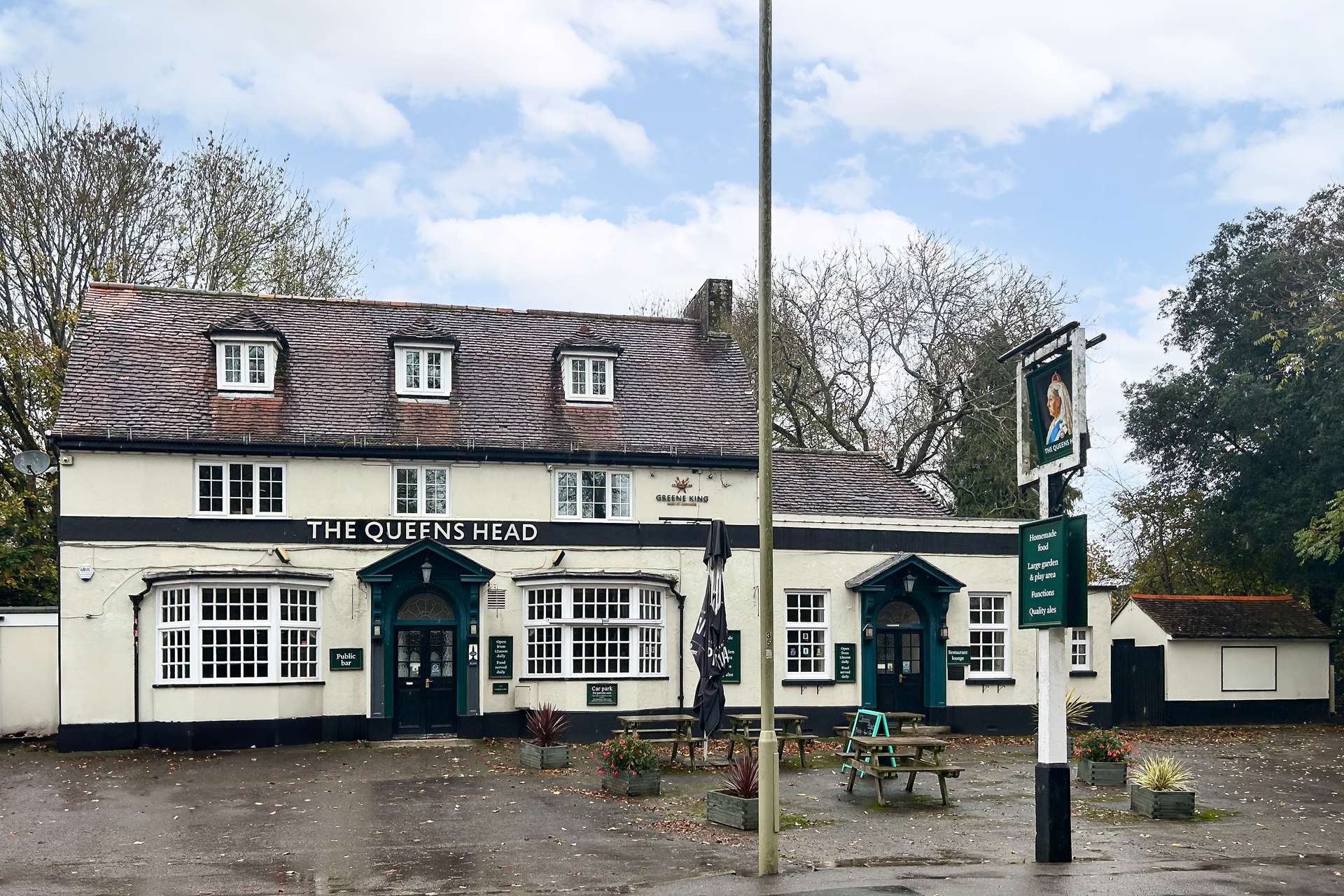 The Queens Head, 20 London Road, Holybourne, Alton, GU34 4EG Property