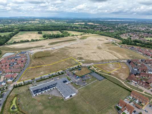 Retail to let - Kilnwood Vale, Horsham, RH12 0BZ