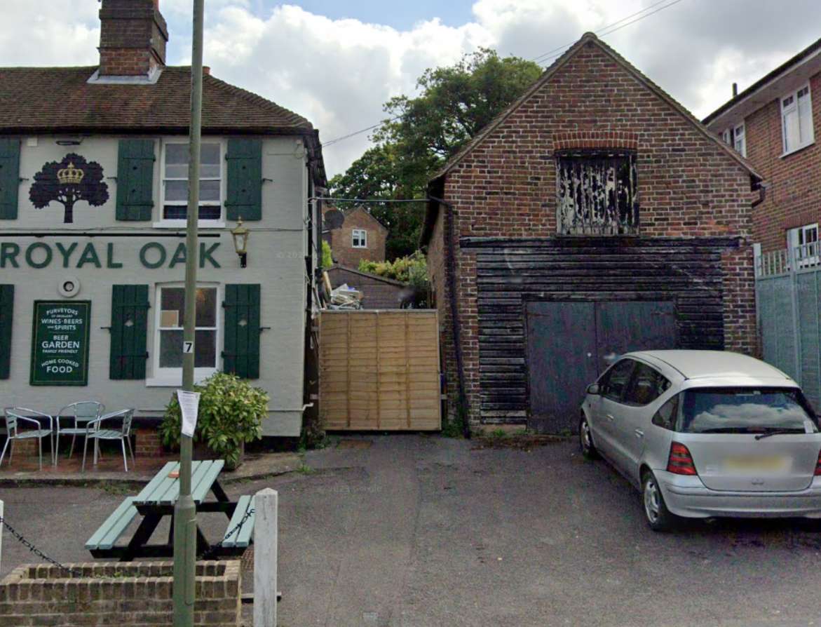 Royal Oak Dormansland Garage, 5761 High Street, Dormansland, Lingfield