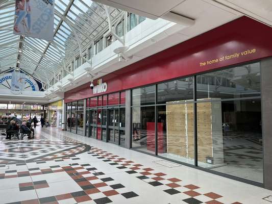 Retail to let - 64-66 Raven Way, Salford, M6 5HT