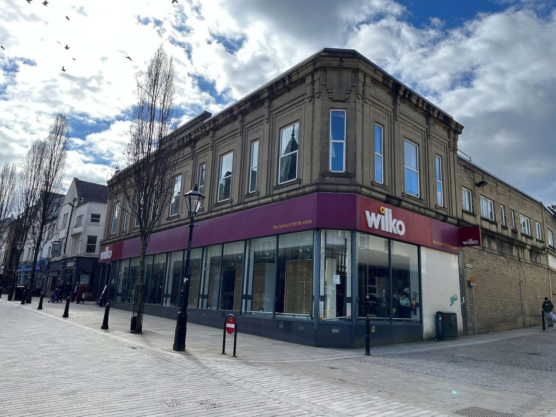 Retail to let - 2-4 Southgate, Halifax, HX1 1DR