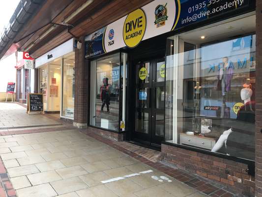 Retail to let - QUEDAM SHOPPING CENTRE, Unit 11, Vicarage Walk, Yeovil, BA20 1EY