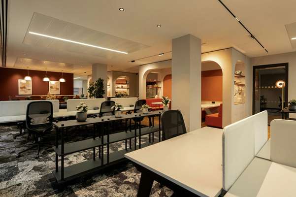 Office to let - St Paul's House, 23 Park Square South, Leeds, LS1 2ND