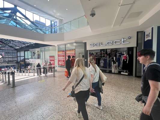 Retail to let - 13 Merrion Centre, Leeds, LS2 8NG