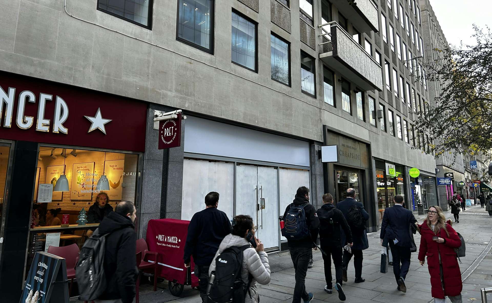 Retail to let - 139-140 Cheapside, St Paul's, EC2V 6BJ