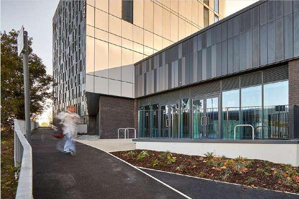 Retail to let - Pavilion Court, First Way, Wembley, HA9 0JD