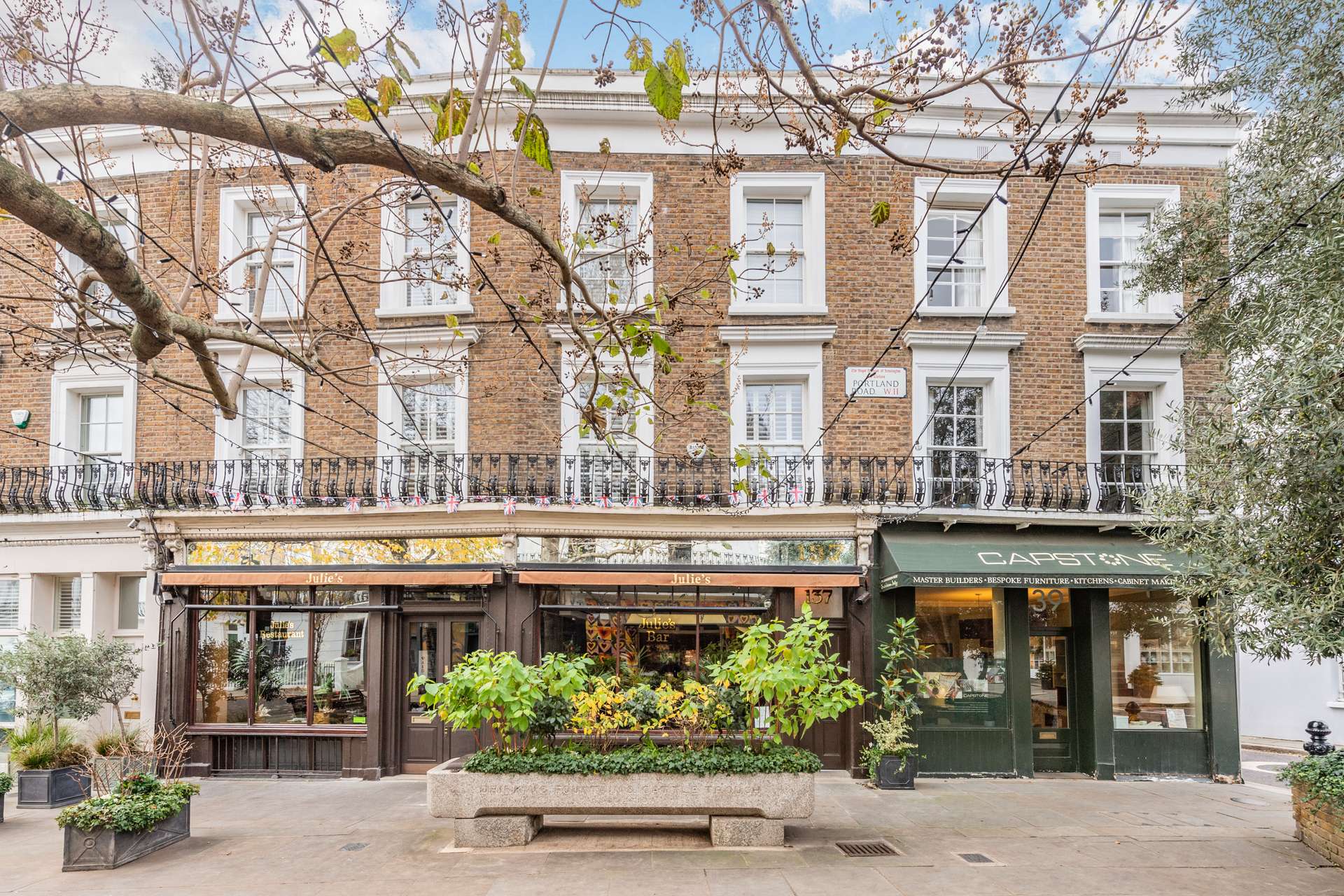 JULIE’S RESTAURANT, 135 Portland Road, London, W11 4LW Własność na