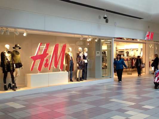h&m evolve mall