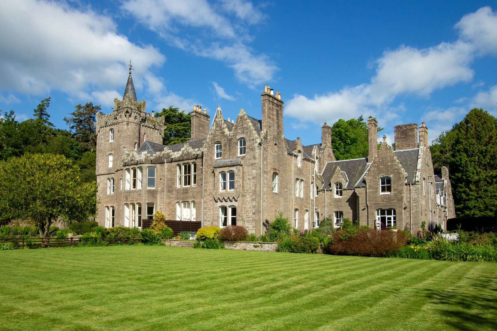 The Lindsay Suite, Flat 4, Finavon Castle, By Forfar, Angus, DD8 3PX
