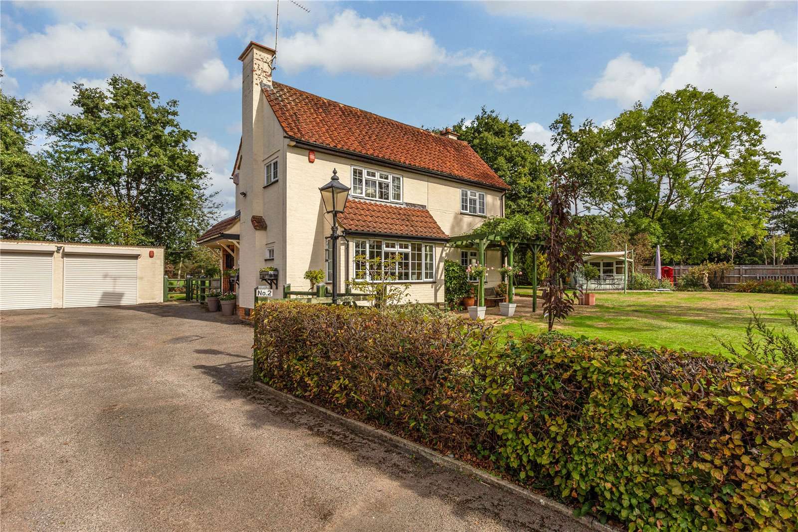 Cherry Orchard, Stoke Poges, Slough, SL2 4PY คุณสมบัติ รอขาย Savills