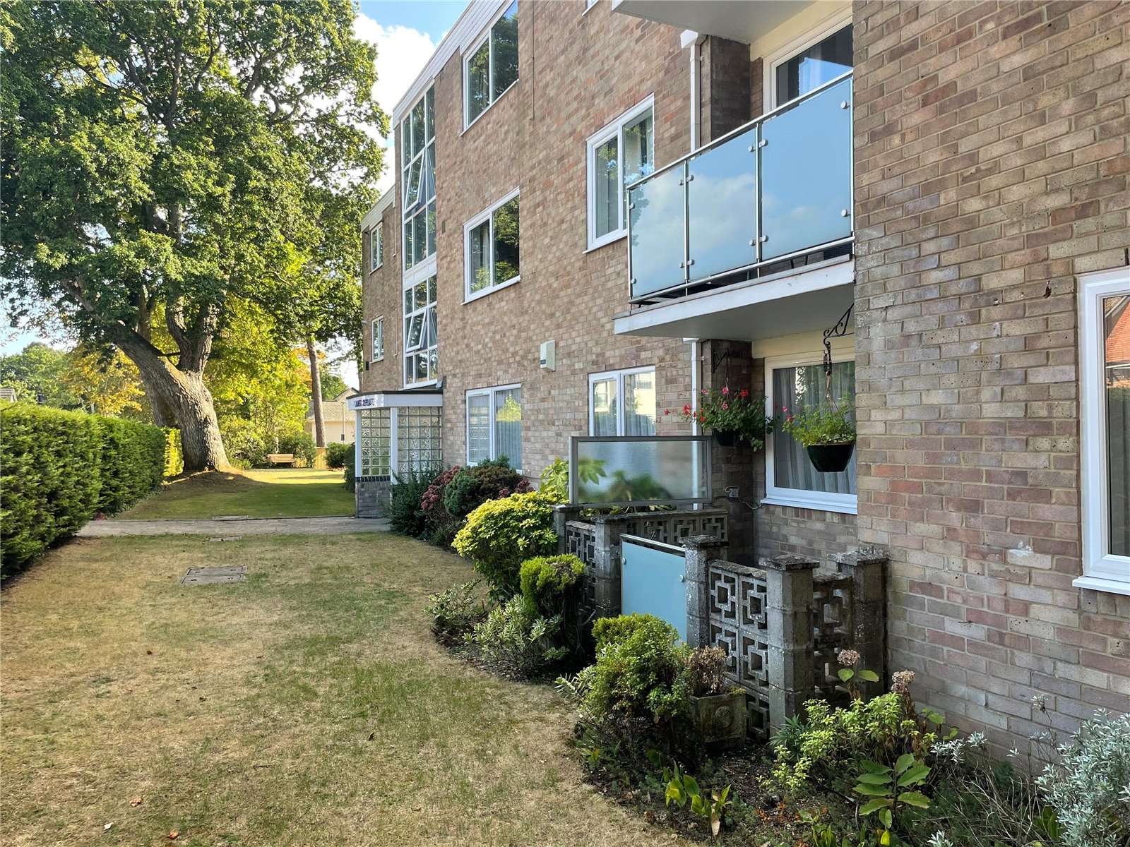 Cliff Drive, Poole, Dorset, BH13 7JX คุณสมบัติ รอขาย Savills