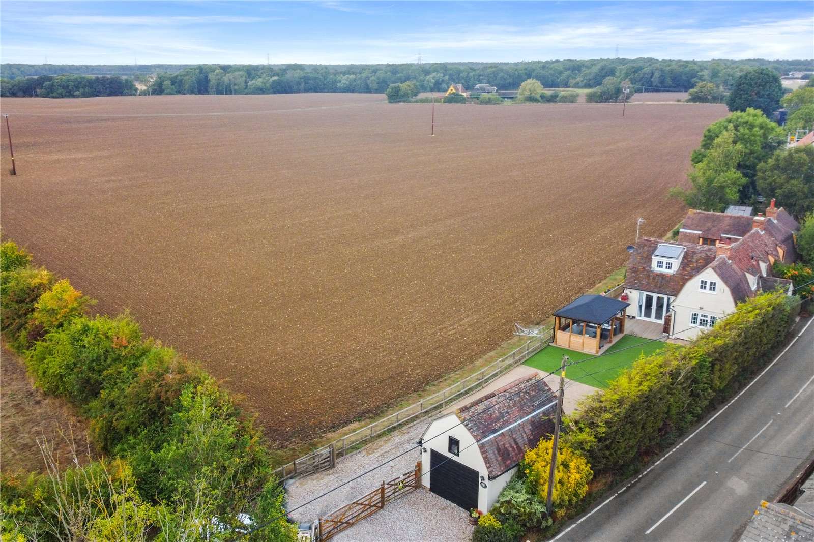 Colne Road, Coggeshall, Colchester, Essex, CO6 1TH คุณสมบัติ รอขาย