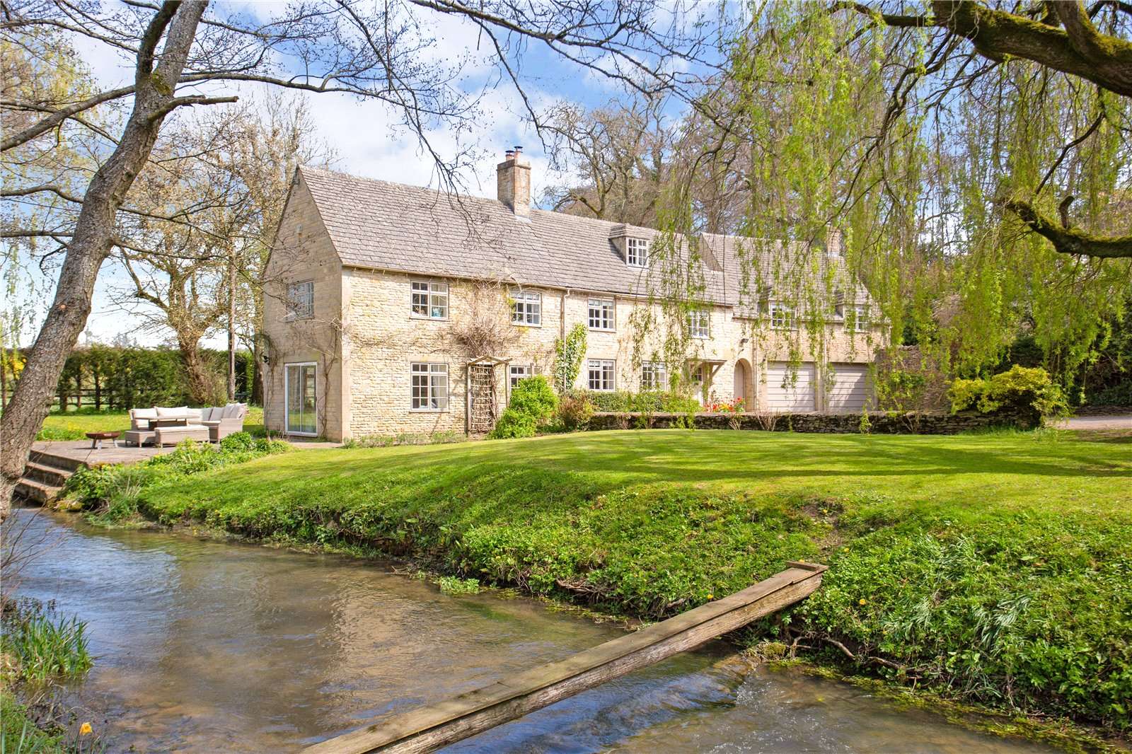 Perrotts Brook, Cirencester, Gloucestershire, GL7 7BS Eigentum zum