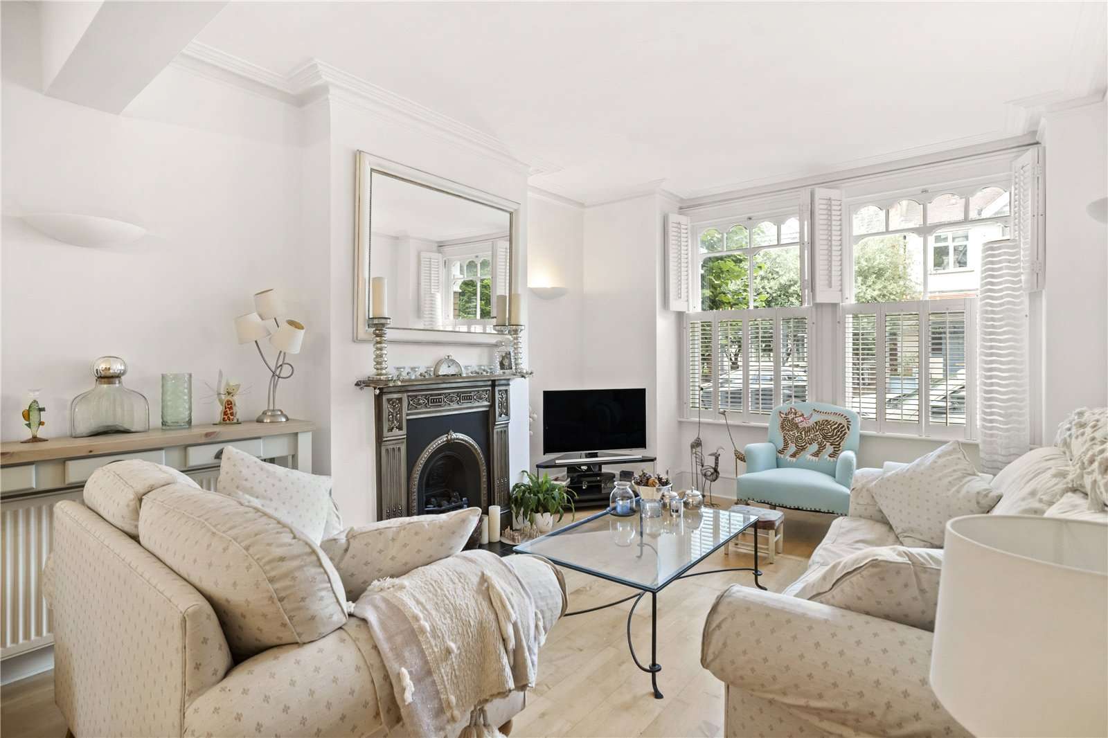 2-Bed Ground Floor Apartment with Private Garden for Sale in Balham, SW12
