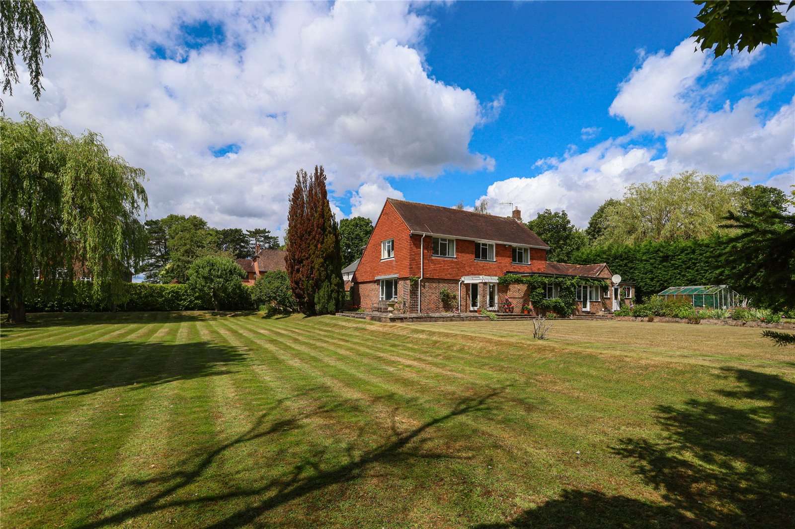 Hardwick Close, Oxshott, Leatherhead, Surrey, KT22 0HZ คุณสมบัติ รอ