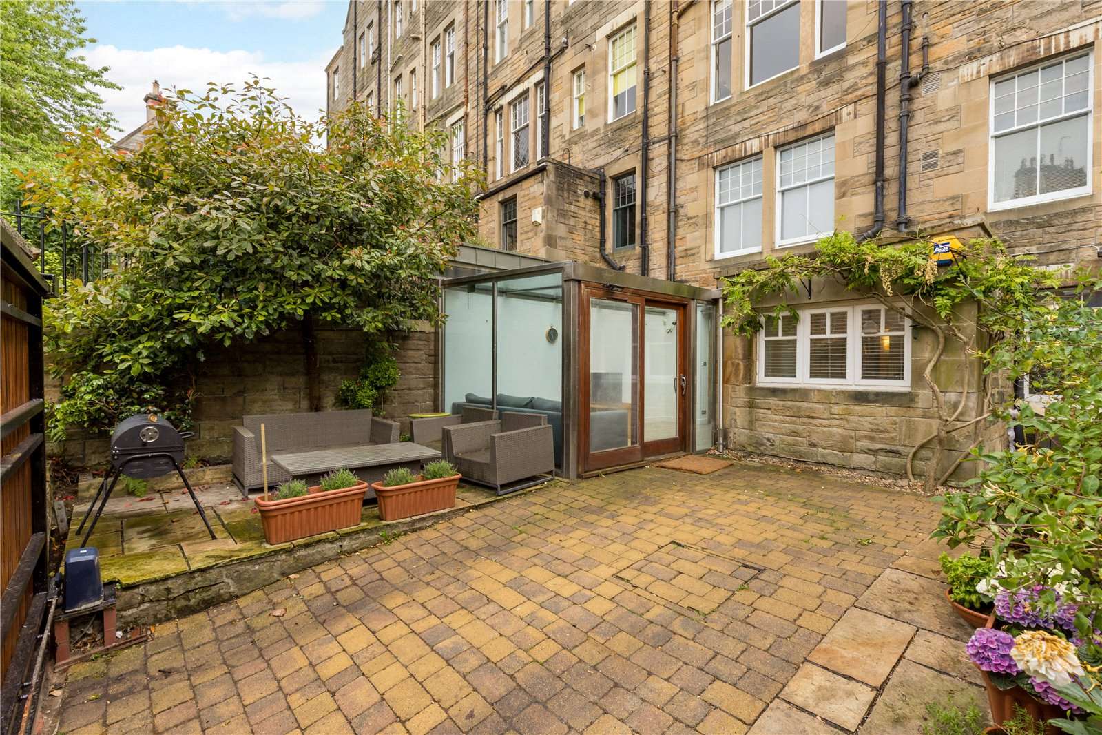 Savills Douglas Gardens Mews, Edinburgh, EH4 3BZ Bất động sản cho thuê