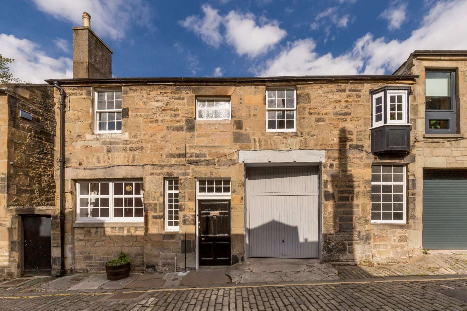 Savills 12 Gloucester Lane, New Town, Edinburgh, EH3 6ED Bất động