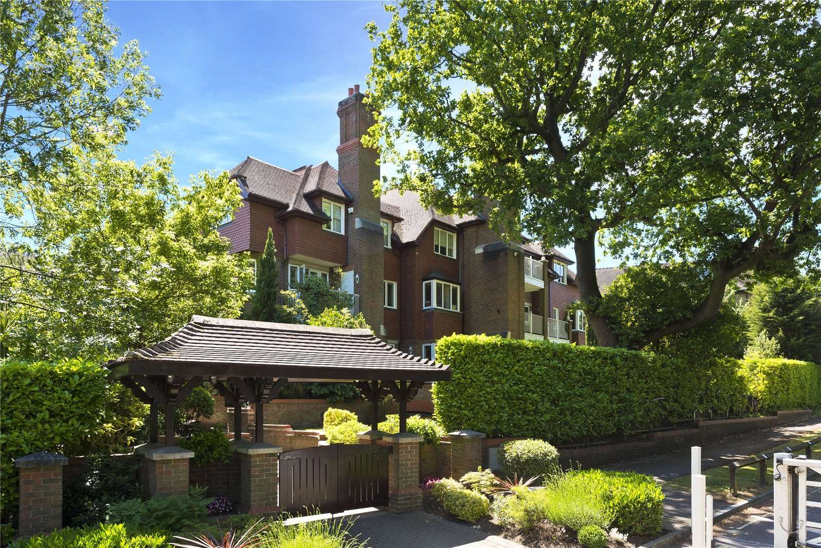 Carrington Place, Esher Park Avenue, Esher, Surrey, KT10 9SF Bất động