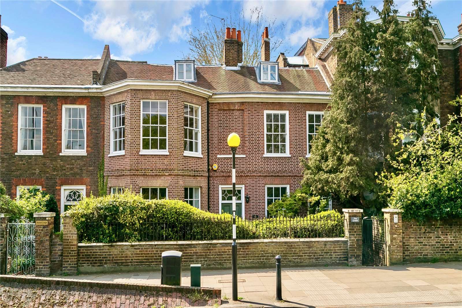 Hampton Court Road, East Molesey, Surrey, KT8 9BW Property to rent