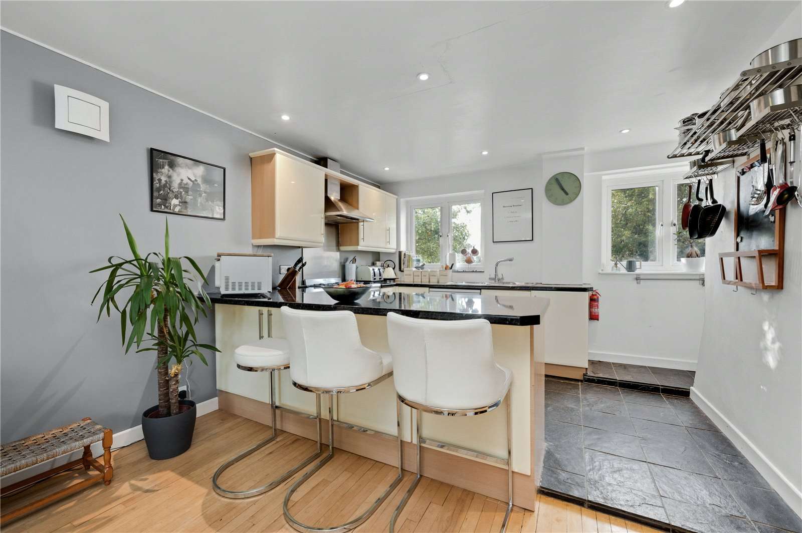 Challoners Close, East Molesey, Surrey, KT8 0DW Property to rent