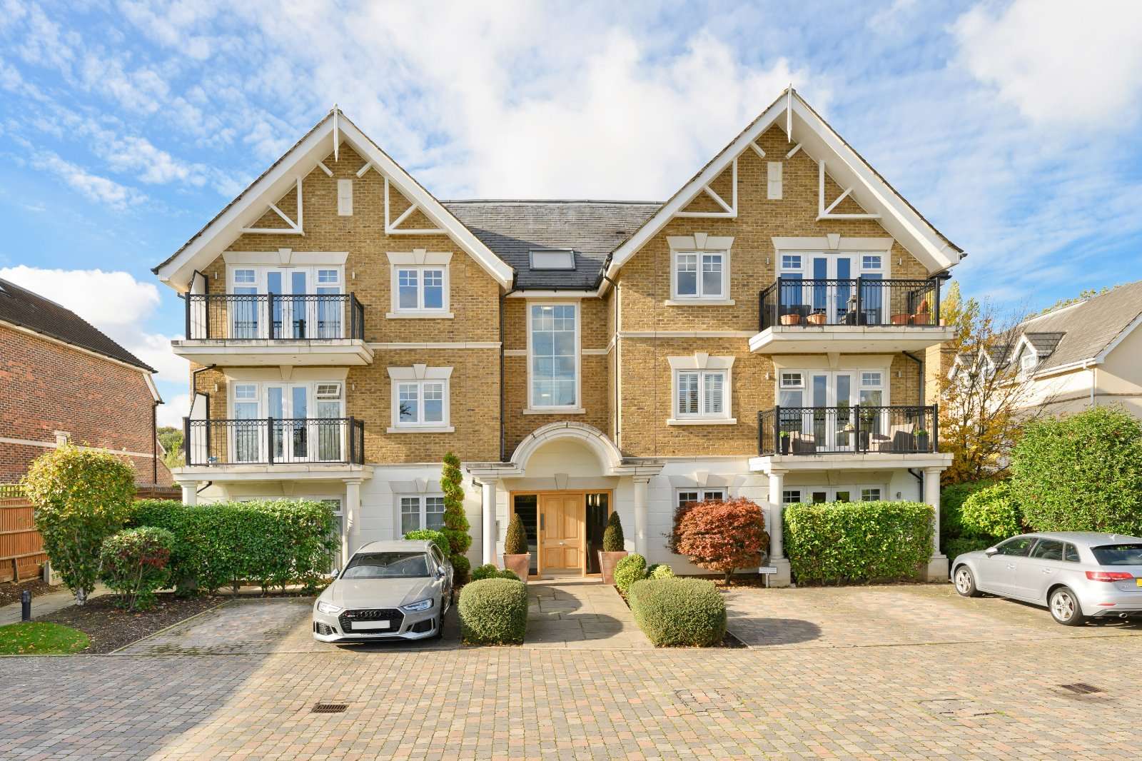 Flat untuk dijual di Sheerwater, Surrey, England | Savills
