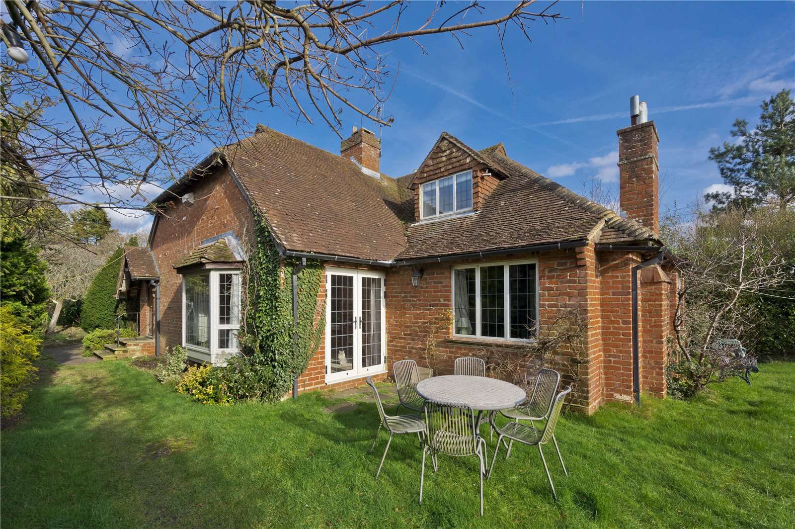 Savills Farnham Road, Elstead, Godalming, Surrey, GU8 6DB Bất động