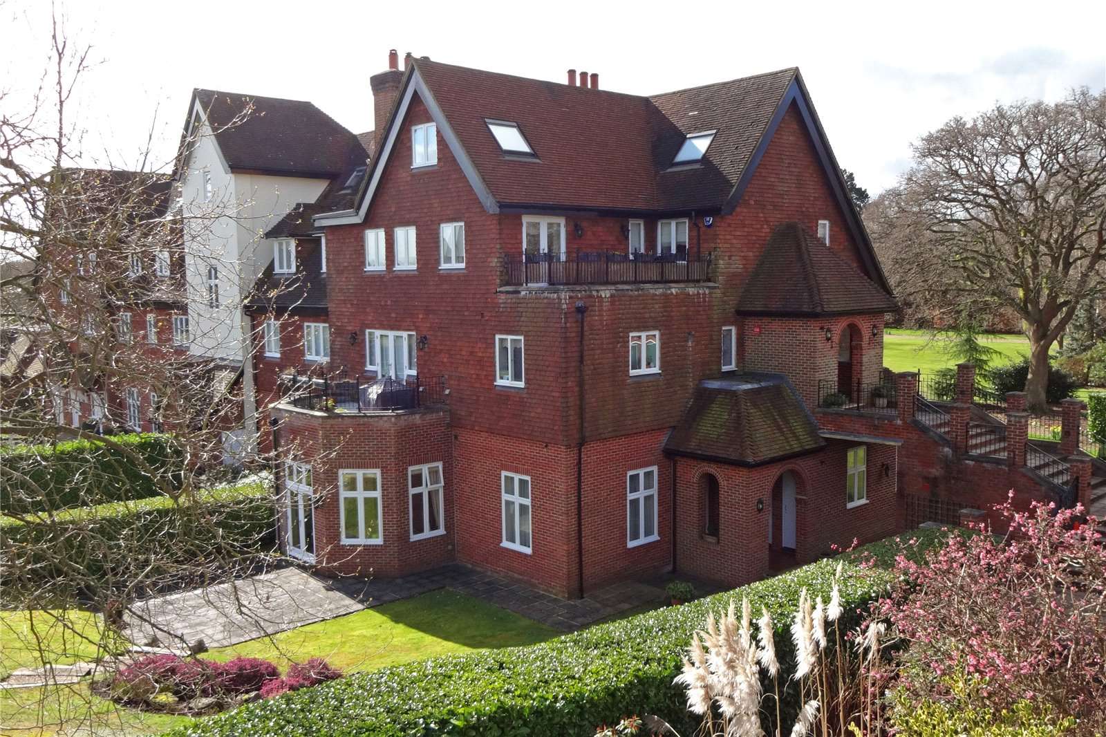 Savills Oakwood Hall, Eyhurst Park, Kingswood,