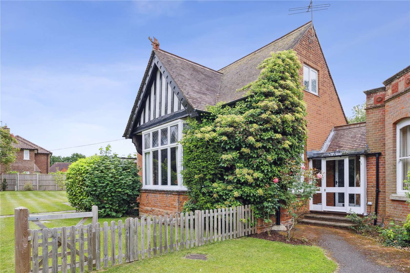 House for Sale in Reigate, UK - 3