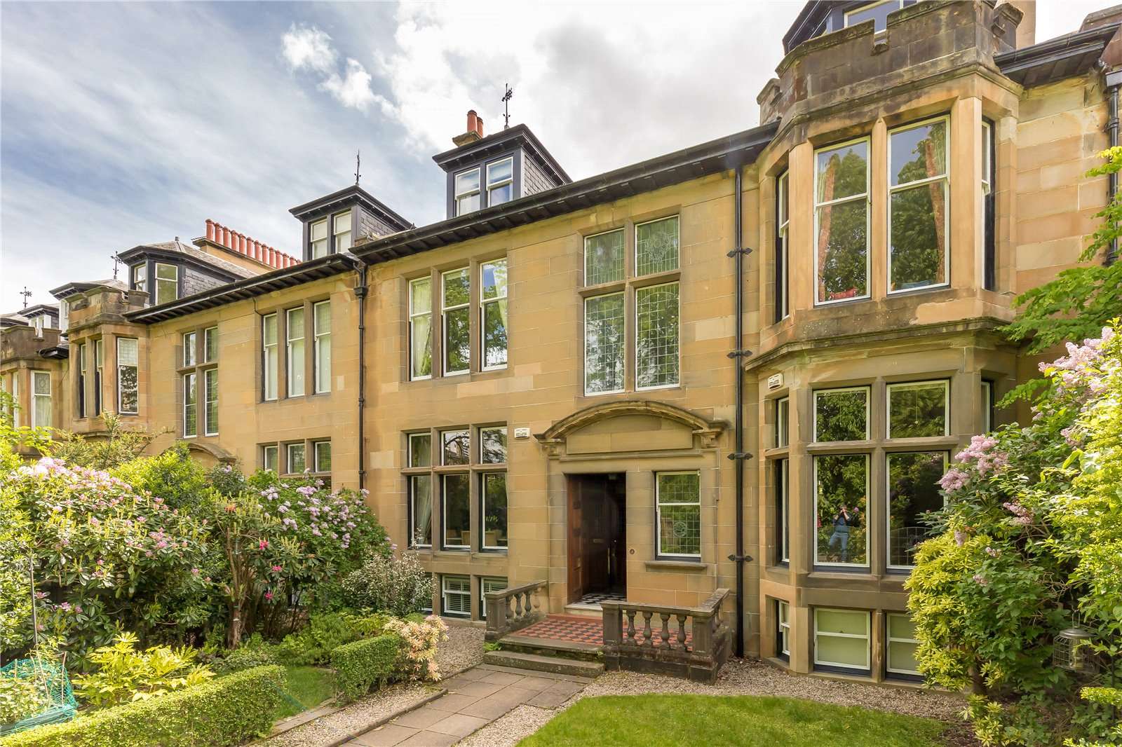 Savills Cleveden Drive, Glasgow, G12 0RY คุณสมบัติ รอขาย