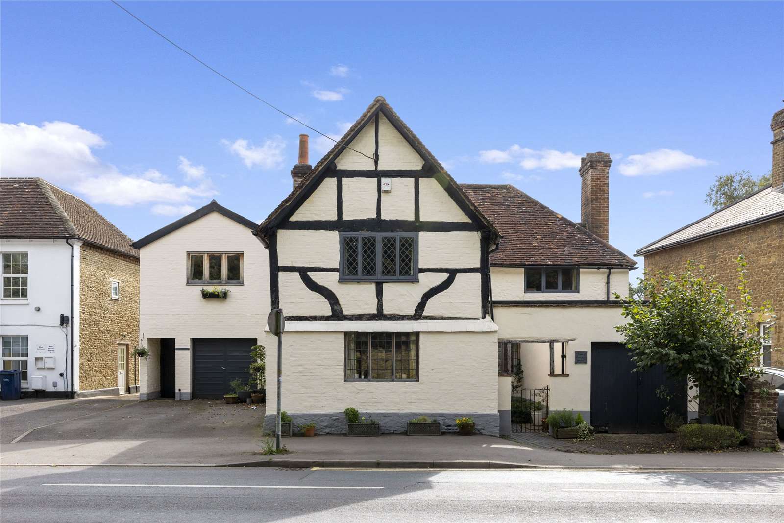 Portsmouth Road, Milford, Godalming, Surrey, GU8 5HJ คุณสมบัติ รอขาย