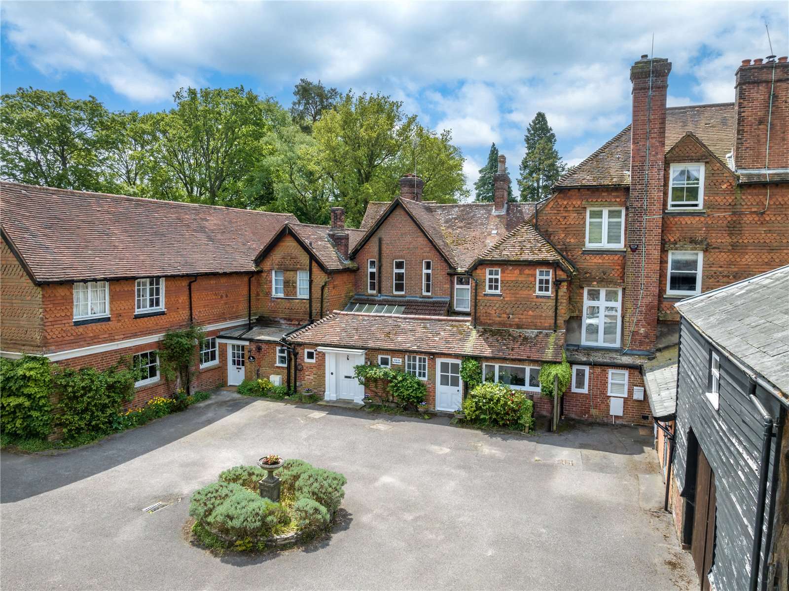 Farnham Lane, Haslemere, Surrey, GU27 1HD คุณสมบัติ รอขาย Savills