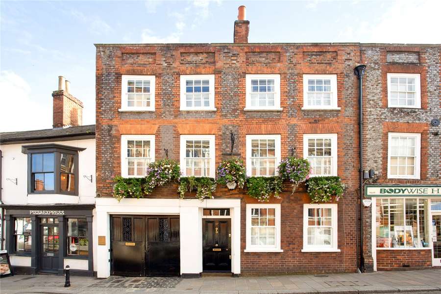 Savills Market Place, HenleyonThames, Oxfordshire, RG9 2AA