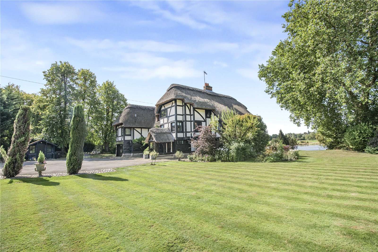 Willow Lane, Wargrave, Reading, Berkshire, RG10 8LJ | Property for sale | Savills