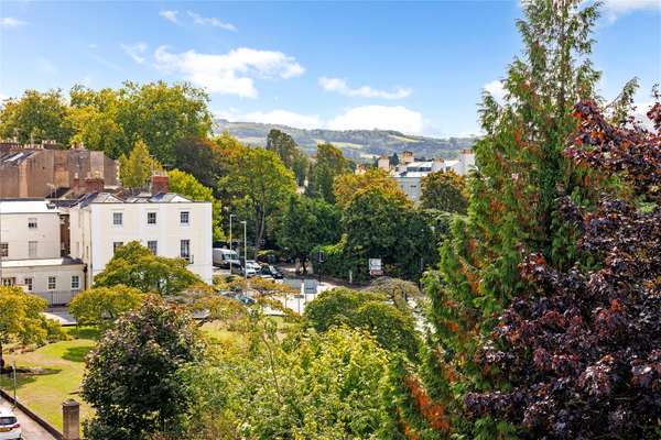 Chipping Campden Period Cottage with Secluded Gardens 14