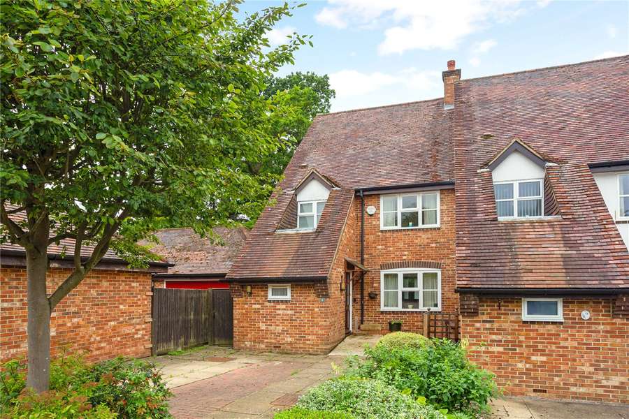 Lodge Gardens, Harpenden, Hertfordshire, AL5 4JE Property for sale