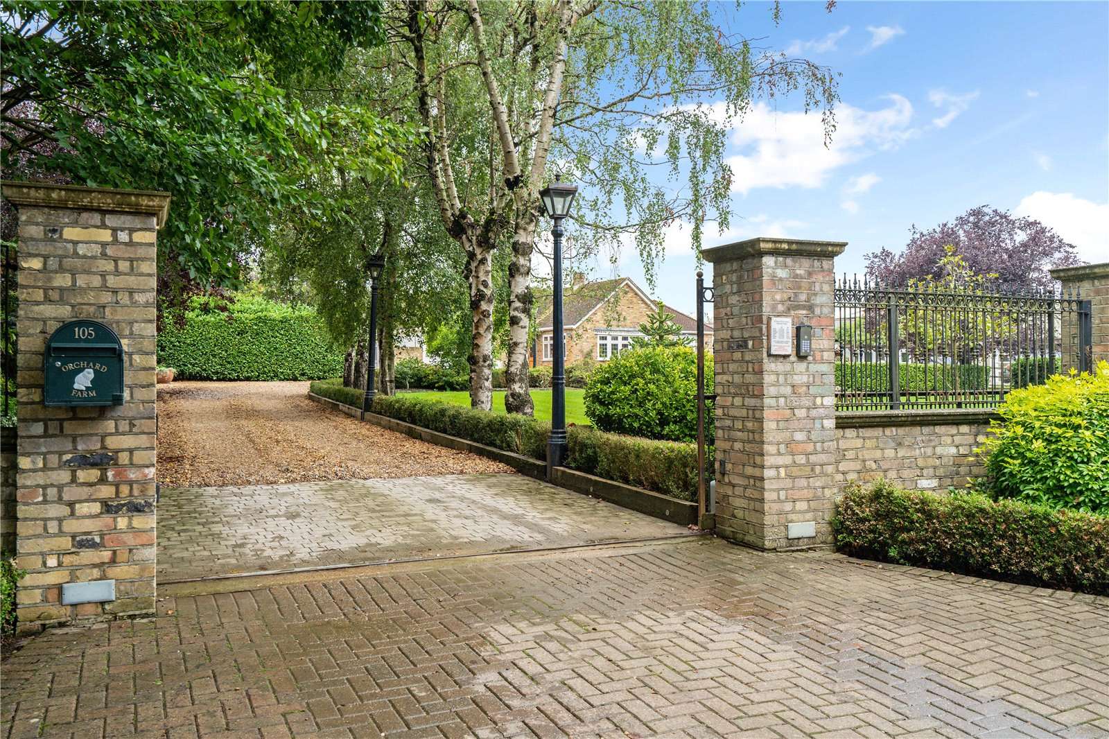 Dunstable Road, Redbourn, St. Albans, Hertfordshire, AL3 7PR Bất động