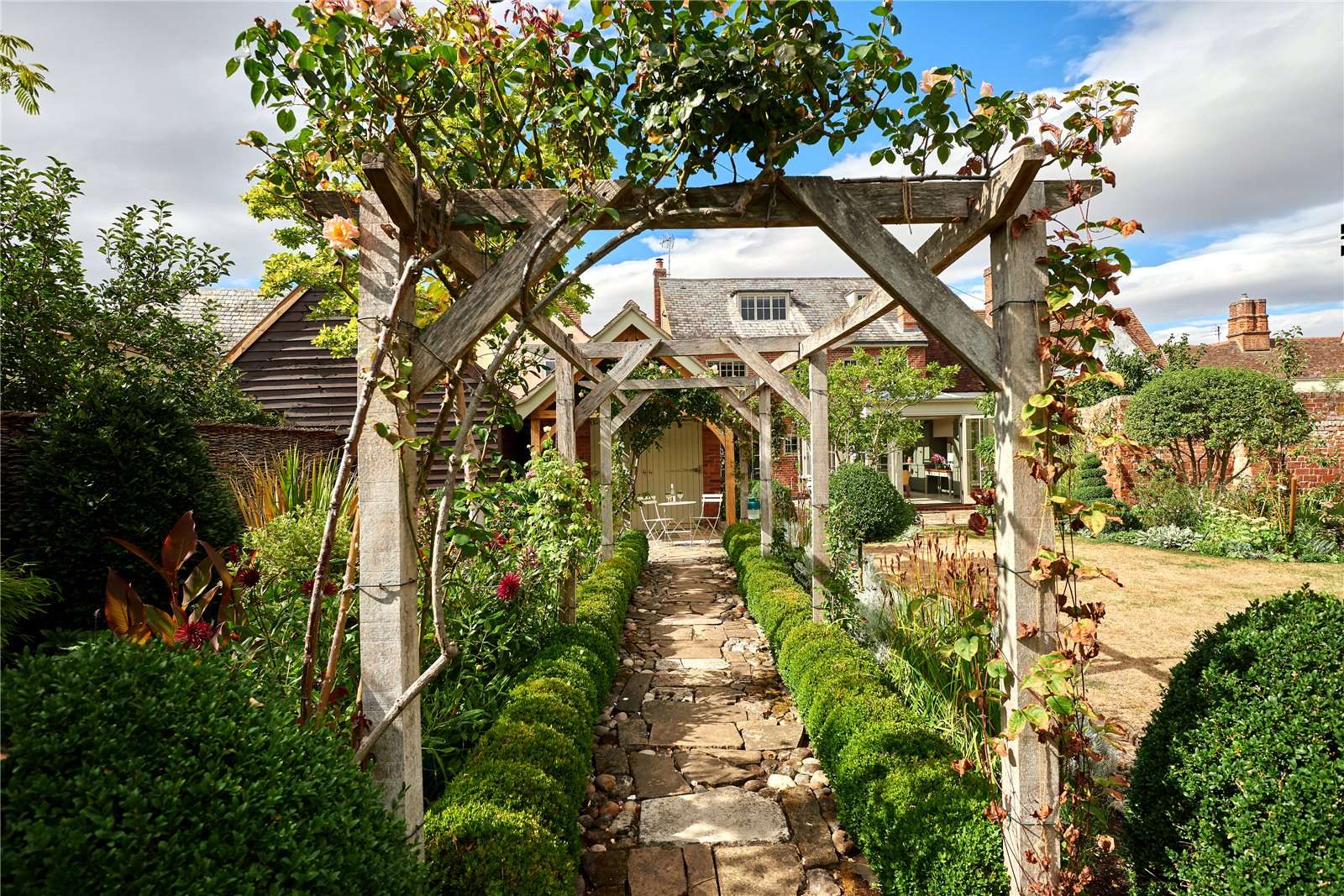 High Street, Dedham, Colchester, CO7 6HA คุณสมบัติ รอขาย Savills