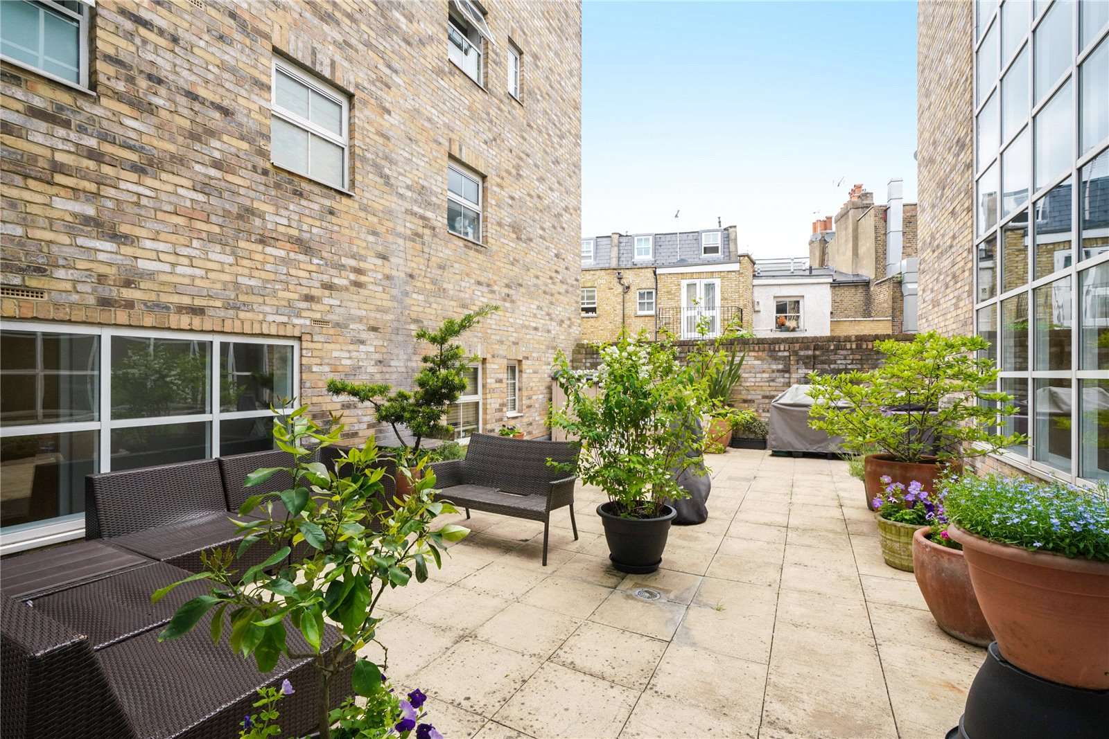 Gallery Court, Gunter Grove, Chelsea, London, SW10 0UJ Property for