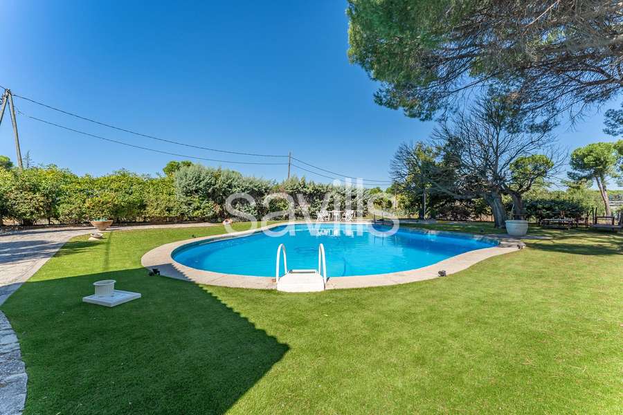 5-bed villa with terrace on Camino de Valverde in La Finca, Pozuelo